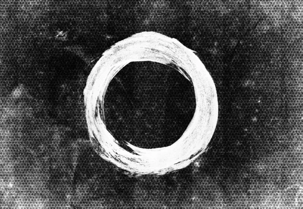 Círculo de pincelada abstracto blanco pintado a mano sobre fondo negro grueso viejo vintage — Foto de Stock