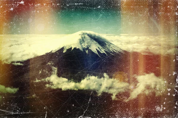 Verzweifelte alte Grungy-Foto des Cotopaxi-Vulkans (Ecuador) aus einem Flugzeug gesehen — Stockfoto
