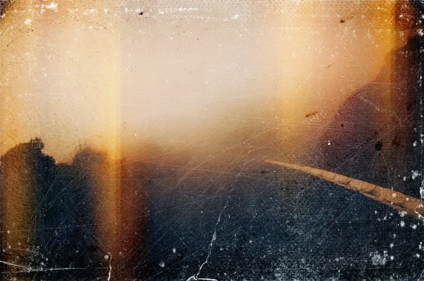 Distressed vintage photo grungy d'une route dans le brouillard — Photo