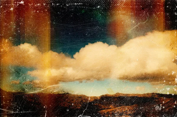 Distressed vintage photo grungy de nuages et de montagnes — Photo