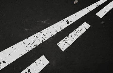 dokulu asfalt yol ile kırık beyaz işaretleme vektör