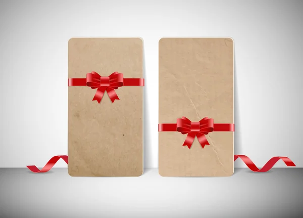 Dos tarjetas de felicitación de papel artesanal de cartón con cintas sedosas — Vector de stock