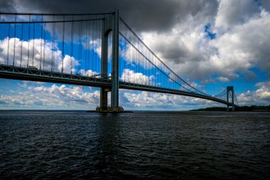 Brooklyn, New York, ABD 'deki Bay Ridge Gezinti Güvertesi' nden Verrazzano-Narrows Köprüsü 'ne bakın.