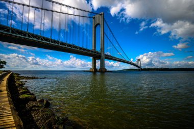 Brooklyn, New York, ABD 'deki Bay Ridge Gezinti Güvertesi' nden Verrazzano-Narrows Köprüsü 'ne bakın.