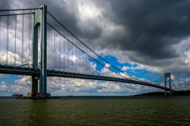Brooklyn, New York, ABD 'deki Bay Ridge Gezinti Güvertesi' nden Verrazzano-Narrows Köprüsü 'ne bakın.