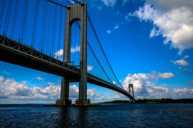 Brooklyn, New York, ABD 'deki Bay Ridge Gezinti Güvertesi' nden Verrazzano-Narrows Köprüsü 'ne bakın.