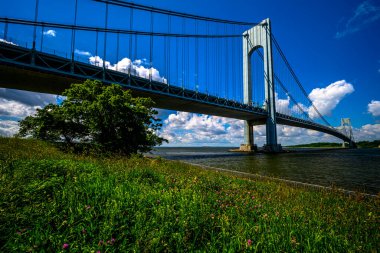 Brooklyn, New York, ABD 'deki Bay Ridge Gezinti Güvertesi' nden Verrazzano-Narrows Köprüsü 'ne bakın.