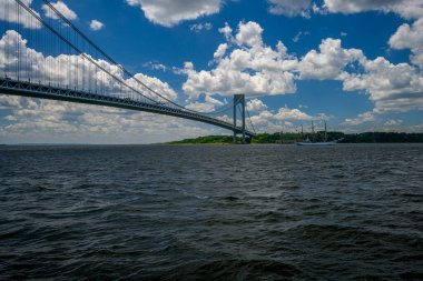Brooklyn, New York, ABD 'deki Bay Ridge Gezinti Güvertesi' nden Verrazzano-Narrows Köprüsü 'ne bakın.