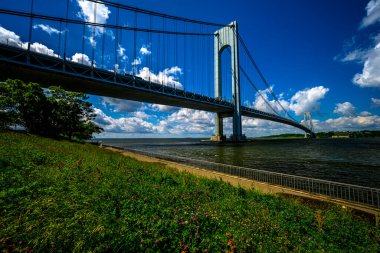 Brooklyn, New York, ABD 'deki Bay Ridge Gezinti Güvertesi' nden Verrazzano-Narrows Köprüsü 'ne bakın.