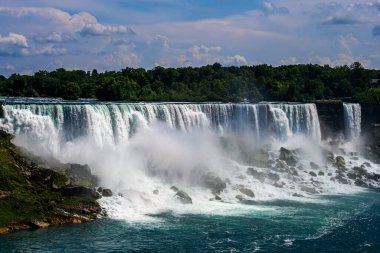 Kanada 'nın Niagara Şelaleleri, American Falls, Horseshoe Falls, Niagara Nehri, turistik bölgeler, kumarhaneler, havai fişekler ve gün batımında tekne turları; Niagara Şelaleleri, Ontario, Kanada