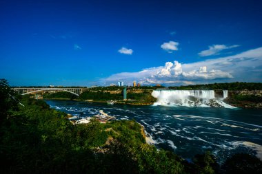 Kanada 'nın Niagara Şelaleleri, American Falls, Horseshoe Falls, Niagara Nehri, turistik bölgeler, kumarhaneler, havai fişekler ve gün batımında tekne turları; Niagara Şelaleleri, Ontario, Kanada