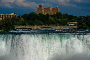 Kanada 'nın Niagara Şelaleleri, American Falls, Horseshoe Falls, Niagara Nehri, turistik bölgeler, kumarhaneler, havai fişekler ve gün batımında tekne turları; Niagara Şelaleleri, Ontario, Kanada