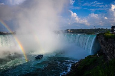 Kanada 'nın Niagara Şelaleleri, American Falls, Horseshoe Falls, Niagara Nehri, turistik bölgeler, kumarhaneler, havai fişekler ve gün batımında tekne turları; Niagara Şelaleleri, Ontario, Kanada