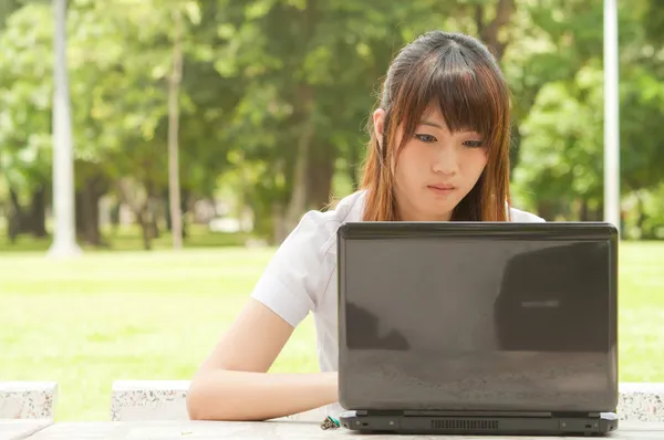 Junge asiatische Frau arbeitet — Stockfoto