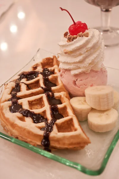 Waffle y helado —  Fotos de Stock