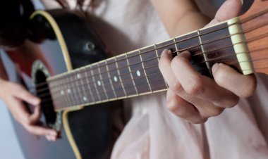 gitar çalmak