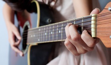 gitar çalmak