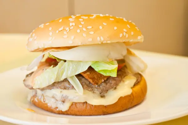 Großer Burger — Stockfoto