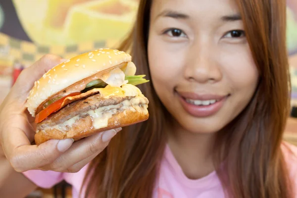 Adolescente chica con su hamburguesa — Foto de Stock