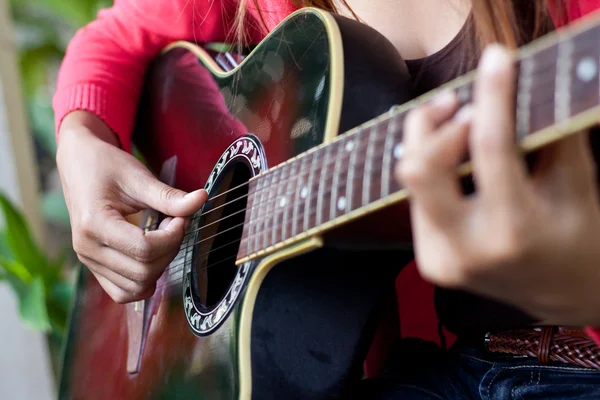 Tocar guitarra — Fotografia de Stock