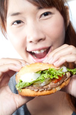 Burger yemek.