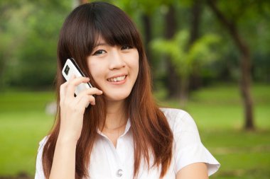 Mobil telefonda konuşurken