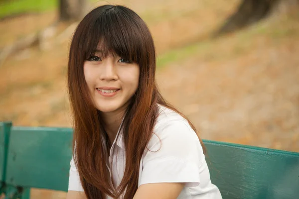 Jeune femme dans le parc — Photo