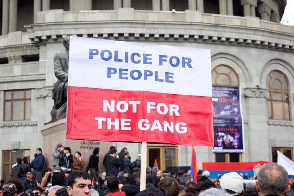 1 Mart 2014 yılında Erivan, Ermenistan üzerinde gösterilen hükümete karşı protesto insanlar