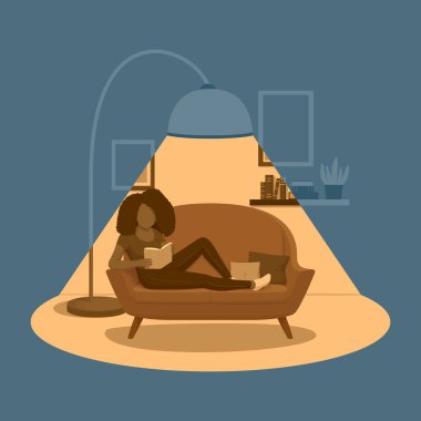 Genç bir kadın elinde kitapla kanepede oturuyor. Elinde de lambanın ışığı var. Okumak, çalışmak, dinlenmek. Resim çerçeveleri, kitaplarla dolu bir raf ve arka planda saksı bitkisi. Vektör illüstrasyonu.