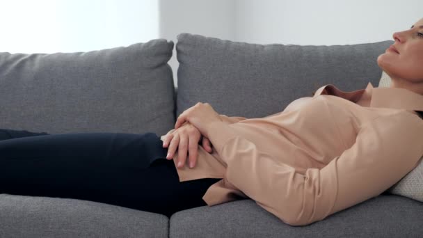 Mulher adulta com problemas de saúde mental deitada no sofá escuta psicólogo — Vídeo de Stock