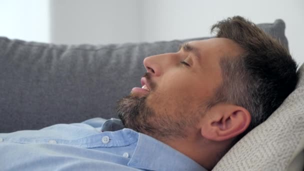 Gros plan homme avec des problèmes de santé mentale couché sur le canapé parler à un psychologue — Video