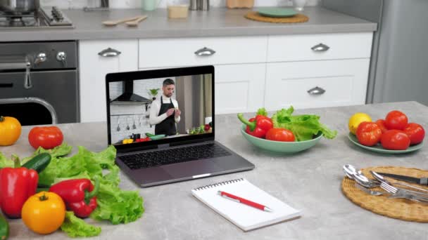 Laptop υπολογιστή με τον άνθρωπο blogger τροφίμων δείχνει φέτα αγγούρι λέει διδάσκει μαθητής — Αρχείο Βίντεο