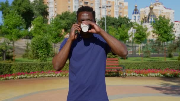Porträtt afro-amerikansk man talar på mobiltelefon dricka kaffe te på sommaren — Stockvideo