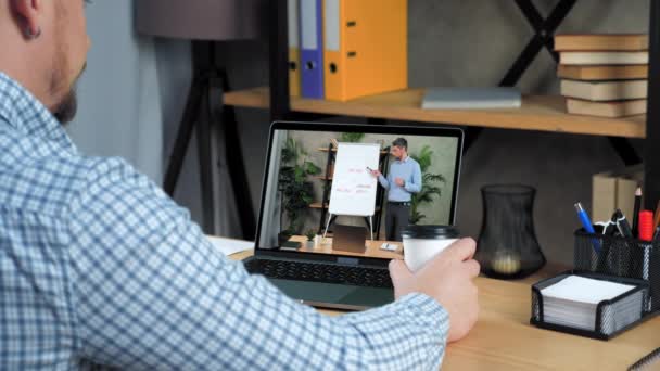 Affärsman på kontoret lyssna online video samtal laptop, dricka kaffe — Stockvideo