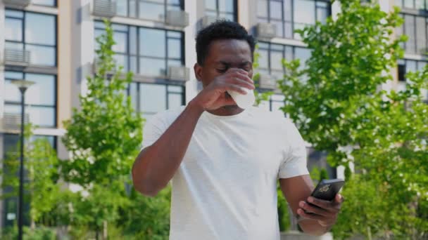 Portrait afro-american man freelancer menggunakan telepon pintar minum kopi di musim panas — Stok Video