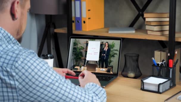 Geschäftsmann im Home Office reden manager firma online video call meeting laptop — Stockvideo