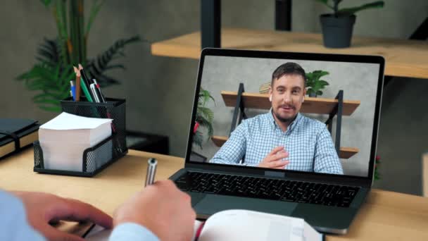 Lachende Zakenman Laptop Scherm Praten Communiceert Met Top Manager Bedrijf — Stockvideo