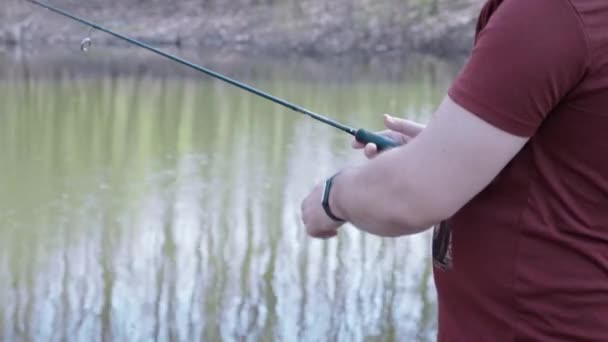 Ψαρεύει Ψαράς Ενώ Στέκεται Δίπλα Στο Ποτάμι Ενηλίκων Καλάμι Ψαρέματος — Αρχείο Βίντεο