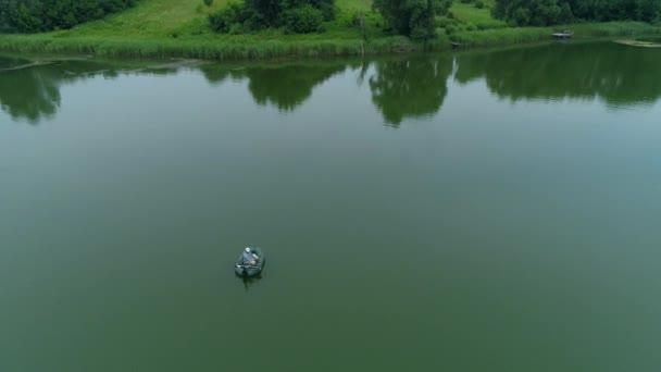 Pescador Vista Aérea Está Pescando Sentado Barco Inflável Lago Drone — Vídeo de Stock