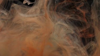 Kırmızı turuncu ve turkuaz mavi mürekkep suyun içinde karışıyor, suyun altında yavaşça kıvrılıyor. Akvaryumda renkli akrilik bulut boyası. Yavaş çekim soyut duman patlaması animasyonu. Güzel sanat arka planı