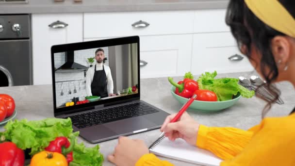 Mulher Cozinha Estudar Aula Culinária Remota Ouvir Professor Chef Escreve — Vídeo de Stock