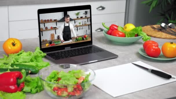 Κοντινό πλάνο υπολογιστή laptop με τον άνθρωπο σεφ τροφίμων blogger στην οθόνη δείχνει τα συστατικά — Αρχείο Βίντεο