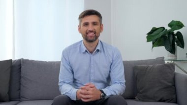 Portre gülümseyen hasta klinikteki koltukta oturuyor ve kameraya bakıyor.