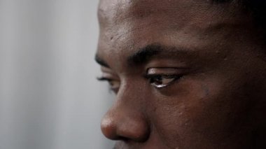 Gözlerini kapat, Afrikalı Amerikalı tüccar finans piyasalarından alıntılara bakıyor.