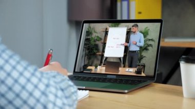 Dizüstü bilgisayardaki adam yöneticisi konuşma raporu CEO nokta işaretleyici diyagramı beyaz tahta üzerinde