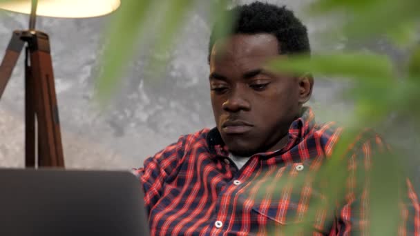 Homme afro-américain adulte pigiste travaille pour ordinateur portable tapant du texte sur le clavier — Video