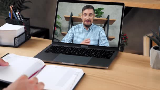 Χαμογελώντας επιχειρηματίας σε οθόνη laptop συζήτηση κορυφή διευθυντής εταιρεία online βιντεοκλήση — Αρχείο Βίντεο