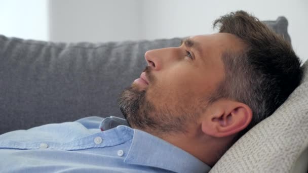Закройте голову человека с психическими проблемами лежа на диване слушать психолога — стоковое видео