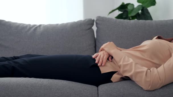 Взрослая женщина с психическими расстройствами лежит на диване и разговаривает с психологом — стоковое видео