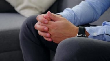 Kapatın elleri. Endişe ve gerginlik ifade ediyor. Akıl sağlığı.